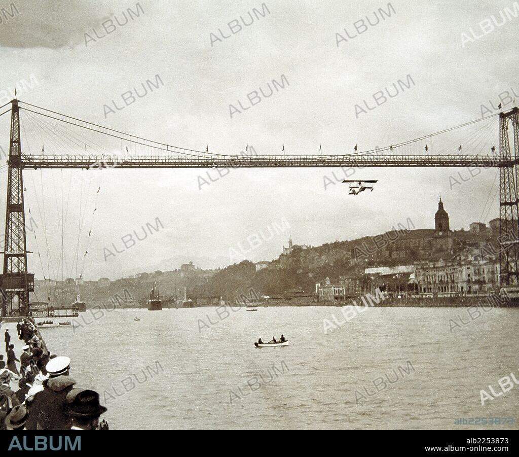 BILBAO. PUENTE COLGANTE SOBRE LA RIA DE BILBAO. EL PILOTO FRANCES BEAUMONT PASA BAJO EL EN EL AÑO 1912.