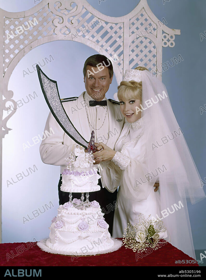 BARBARA EDEN und LARRY HAGMAN in I DREAM OF JEANNIE, 1965, unter der Regie von CLAUDIO GUZMAN und HAL COOPER. Copyright SCREEN GEMS.