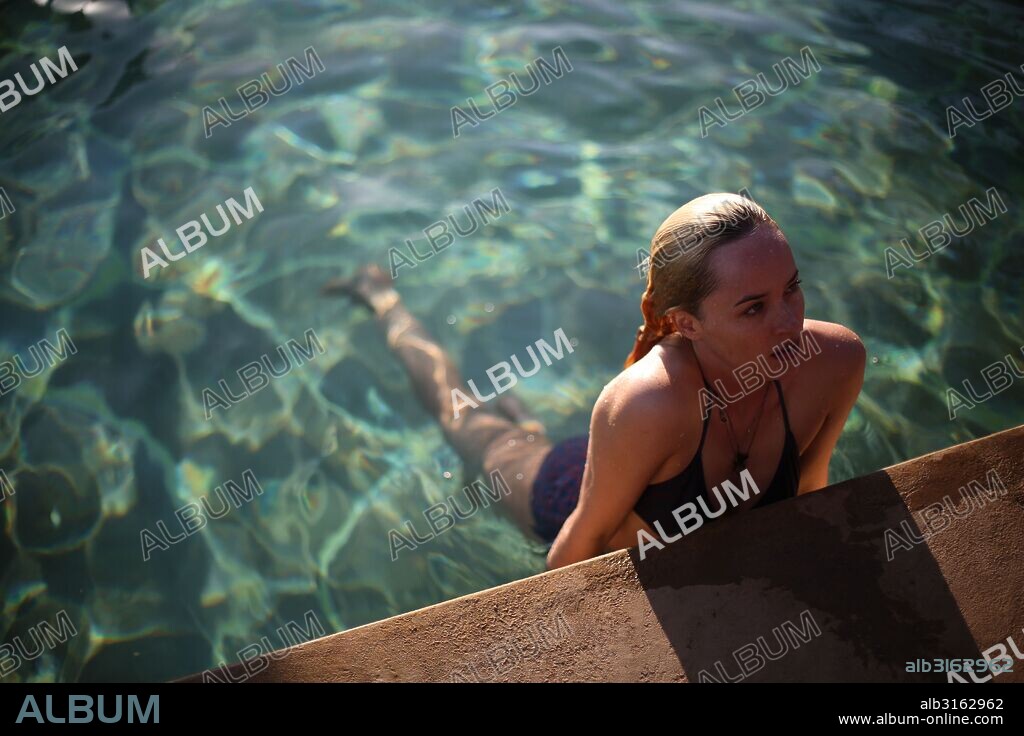DAKOTA JOHNSON en CEGADOS POR EL SOL, 2015 (A BIGGER SPLASH), dirigida por LUCA GUADAGNINO. Copyright FRENESY COMPANY.