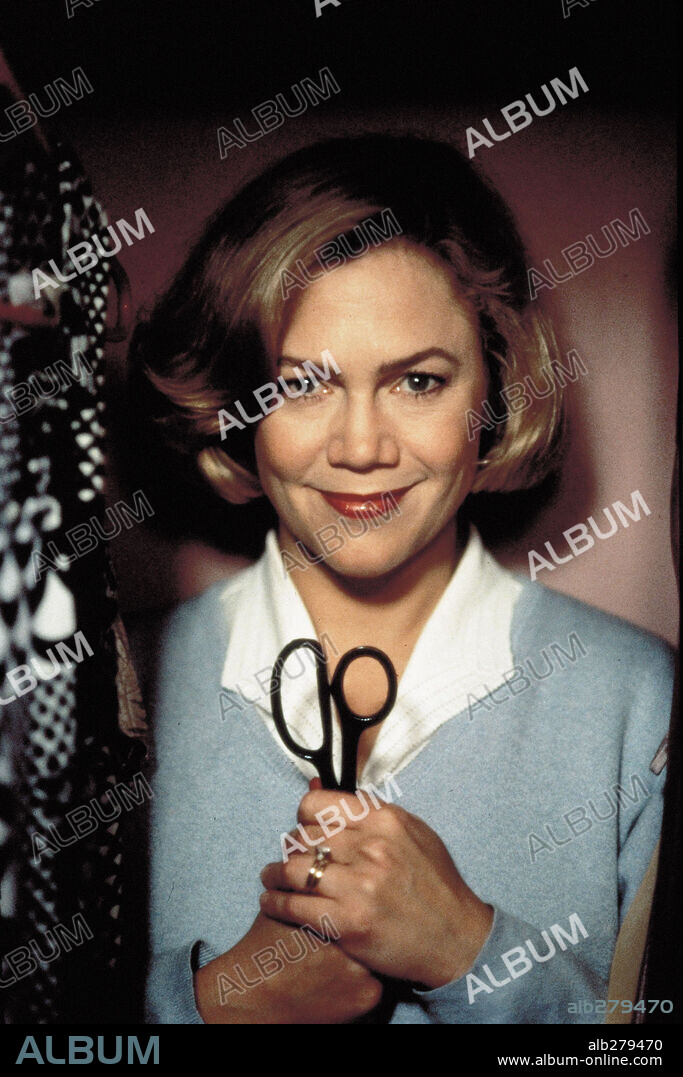 KATHLEEN TURNER en LOS ASESINATOS DE MAMÁ, 1994 (SERIAL MOM), dirigida por JOHN WATERS. Copyright SAVOY PICTURES.