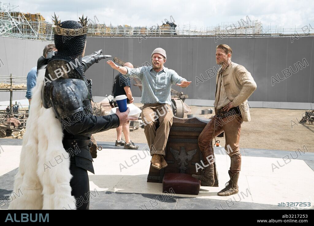 CHARLIE HUNNAM, GUY RITCHIE y JUDE LAW en KING ARTHUR: LEGEND OF THE SWORD, 2017, dirigida por GUY RITCHIE. Copyright SAFEHOUSE PICTURES/VILLAGE ROADSHOW PICTURES/WARNER BROS.