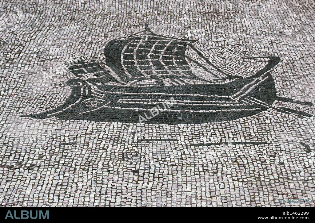 ARTE ROMANO. ITALIA. OSTIA ANTICA.. Ciudad romana de la costa tirrena y antiguo puerto comercial de la Roma Imperial. Detalle de un MOSAICO de teselas blancas y negras con la representación de un BARCO COMERCIAL. Plaza de las Corporaciones (despachos comerciales). Lazio. Alrededores Roma.