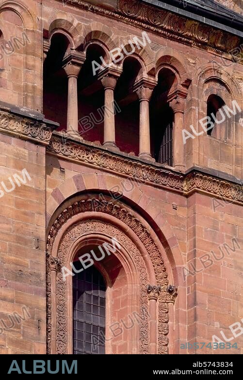 Speyer (Rheinland-Pfalz), Dom. (1030 begonnen, 1061 geweiht; Grablege der salischen Kaiser; Ausmalung 1846/53 durch J. v. Schraudolph; Neubau des Westwerks 1854/58 durch H.Hübsch). Teilansicht: Zwergalerie an der Ostseite des Südquerhauses. Foto.