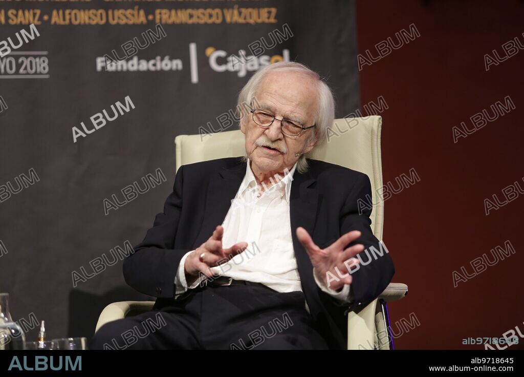 Sevilla, 21/05/2018. Ciclo de Letras en la Fundación Cajasol. Charla con María Elvira Roca, Antonio Escohotado y Alfredo Valenzuela. Foto: Vanessa Gómez. ARCHSEV.