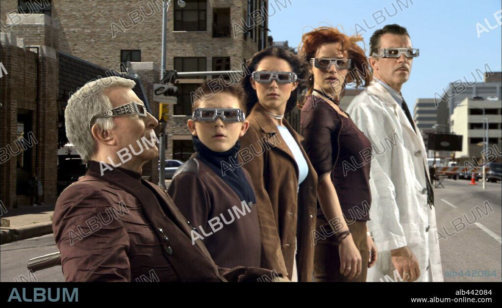ALEXA VEGA, ANTONIO BANDERAS, CARLA GUGINO, DARYL SABARA y RICARDO MONTALBAN en SPY KIDS 3-D: GAME OVER, 2003, dirigida por ROBERT RODRIGUEZ. Copyright DIMENSION FILMS.