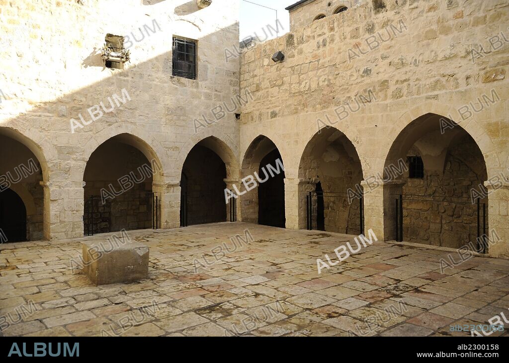 ISRAEL. JERUSALEN. Patio del Convento franciscano S. XIV que alberga el Cenáculo y Tumba del rey David. Monte Sion.