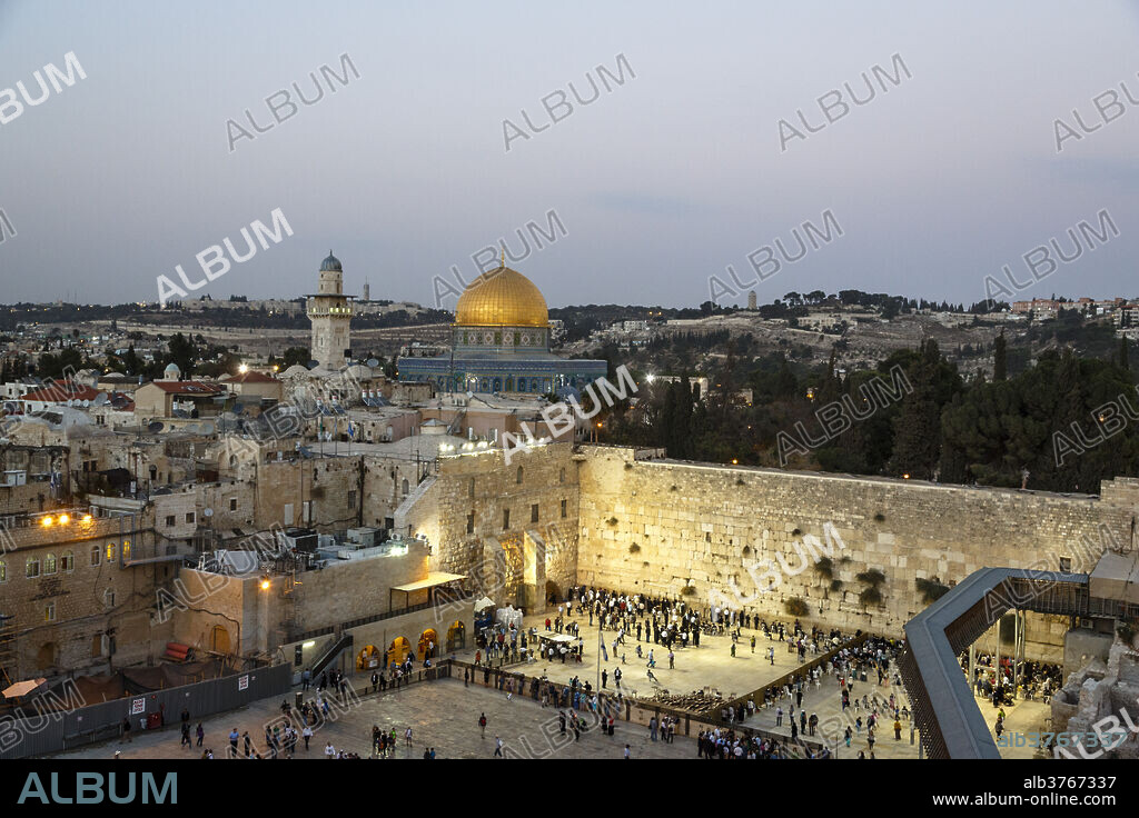 View over the Western Wall (Wailing Wall) and the Dome of the Rock Mosque, UNESCO World Heritage Site, Jerusalem, Israel, Middle East.