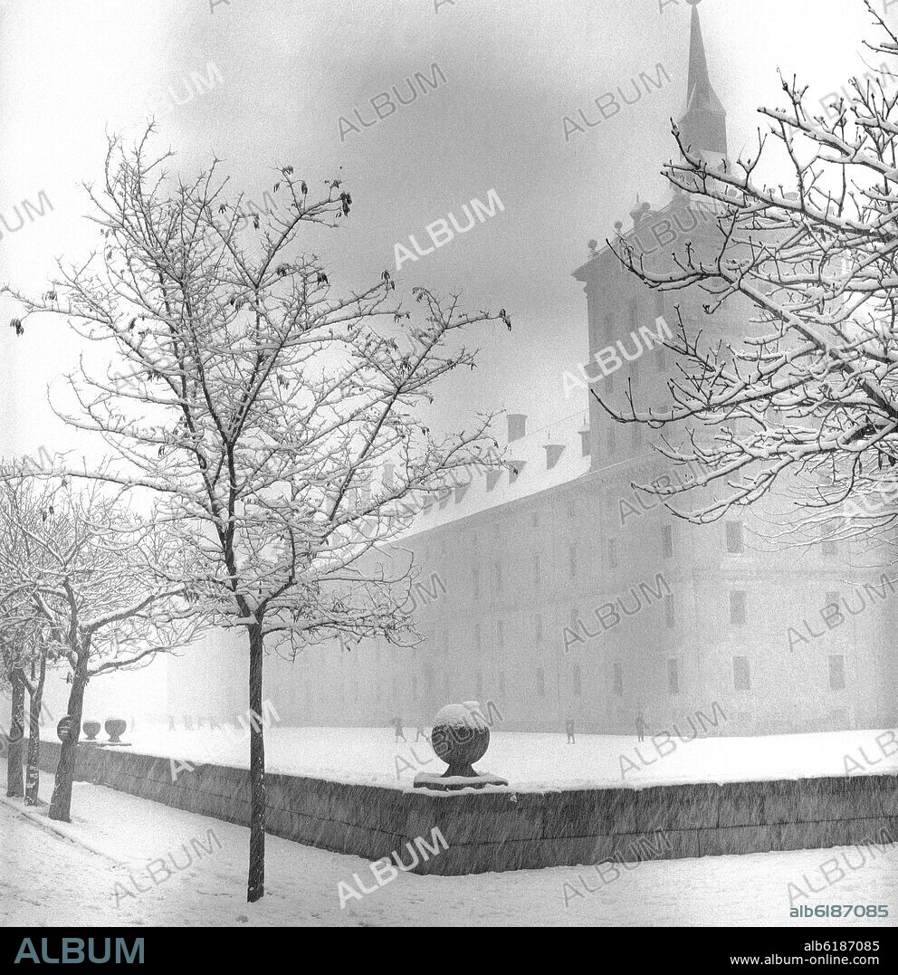 JUAN DE HERRERA. MONASTERIO DEL ESCORIAL NEVADO - FOTOGRAFIA EN BLANCO Y NEGRO - AÑOS 60.