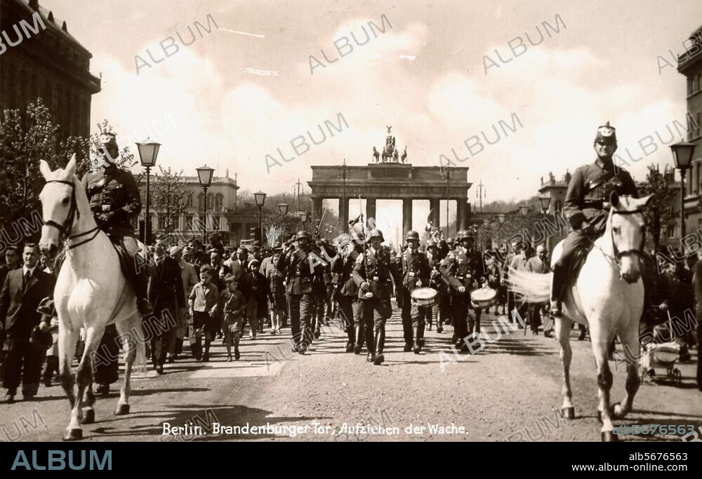 Berlin-Mitte, Brandenburger Tor. (1788-91 erbaut von C.G.Langhans). Aufziehen der Wache vor dem Brandenburger Tor. Foto, um 1935.