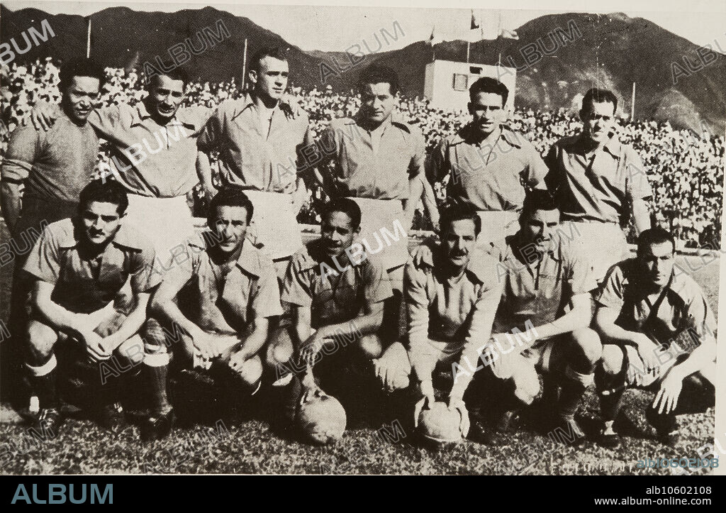 Bogotá (Colombia), 1952. Millonarios lineup at the Nemesio Camacho El Campín stadium. In the image, from left to right and standing: Malaver (kinesiologist), Reyes, Di Stefano, Pedernera, Báez, and Mourín; kneeling: Zuluaga (captain), Ramírez, Soria, Cozzi, Rossi and Pini.