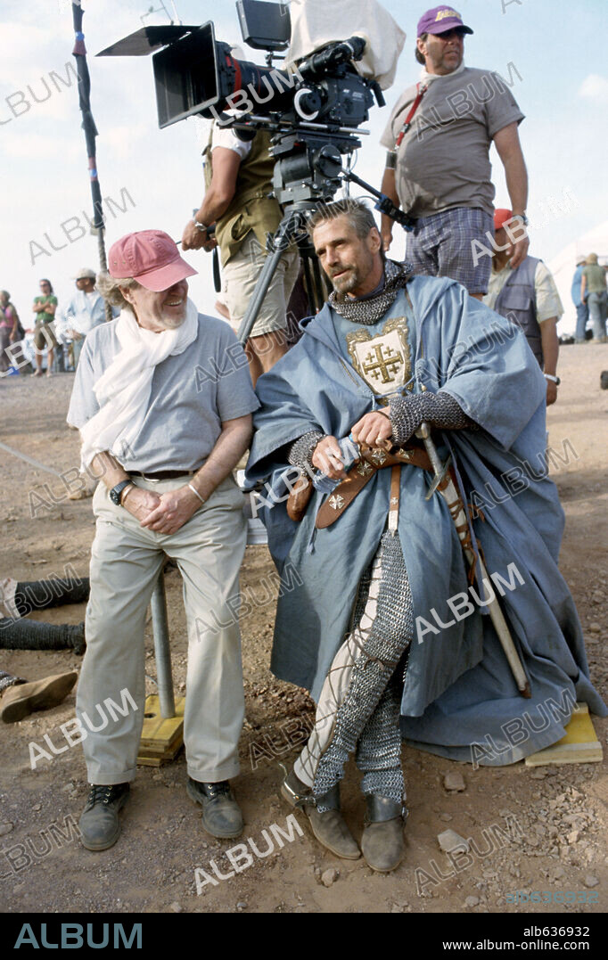 JEREMY IRONS and RIDLEY SCOTT in KINGDOM OF HEAVEN, 2005, directed by RIDLEY SCOTT. Copyright 20TH CENTURY FOX / APPLEBY, DAVID.