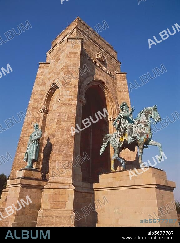Hohensyburg (Nordrhein-Westfalen), Kaiser-Wilhelm-Denkmal (1893-1902 errichtet; Entwurf: Hubert Stier; Skulpturen von Adolf u. Karl von Donndorf). Ansicht mit Reiterstandbild Kaiser Wilhelms I. und Standbild Moltkes. Foto, 1993 (Dieter E. Hoppe).