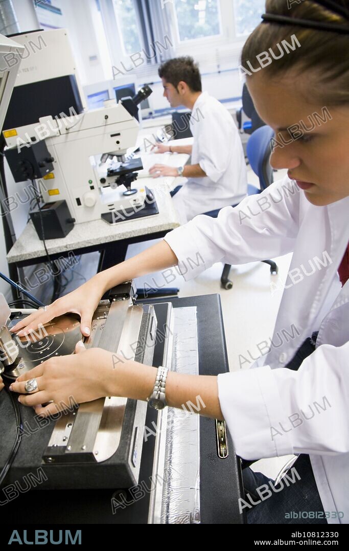 Polytechnic School, University of the Basque Country, Donostia, Gipuzkoa, Basque Country. Digital Instruments Veeco Dimension 3100, Atomic Force Microscope.