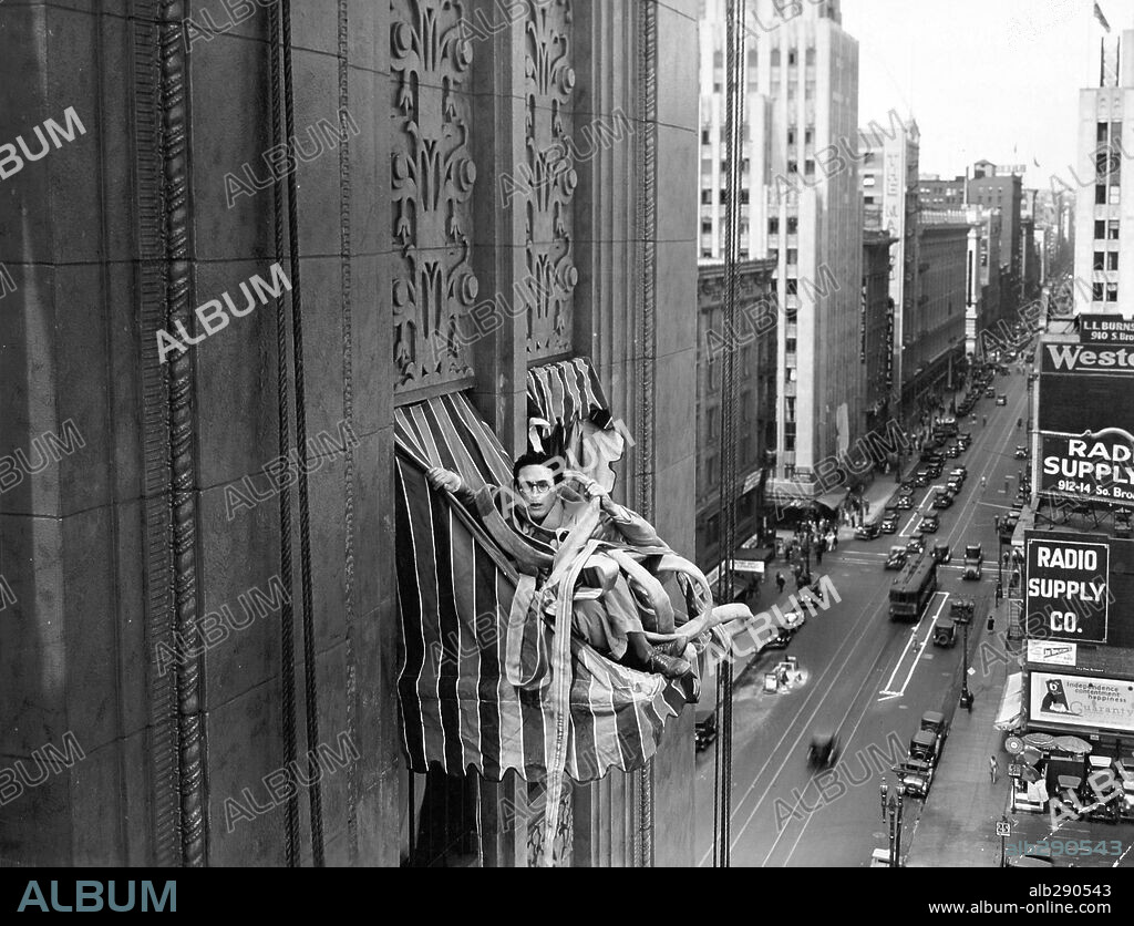 HAROLD LLOYD en EL HOMBRE MOSCA, 1923 (SAFETY LAST), dirigida por FRED NEWMEYER. Copyright HAL ROACH/PATHE EXCHANGE.