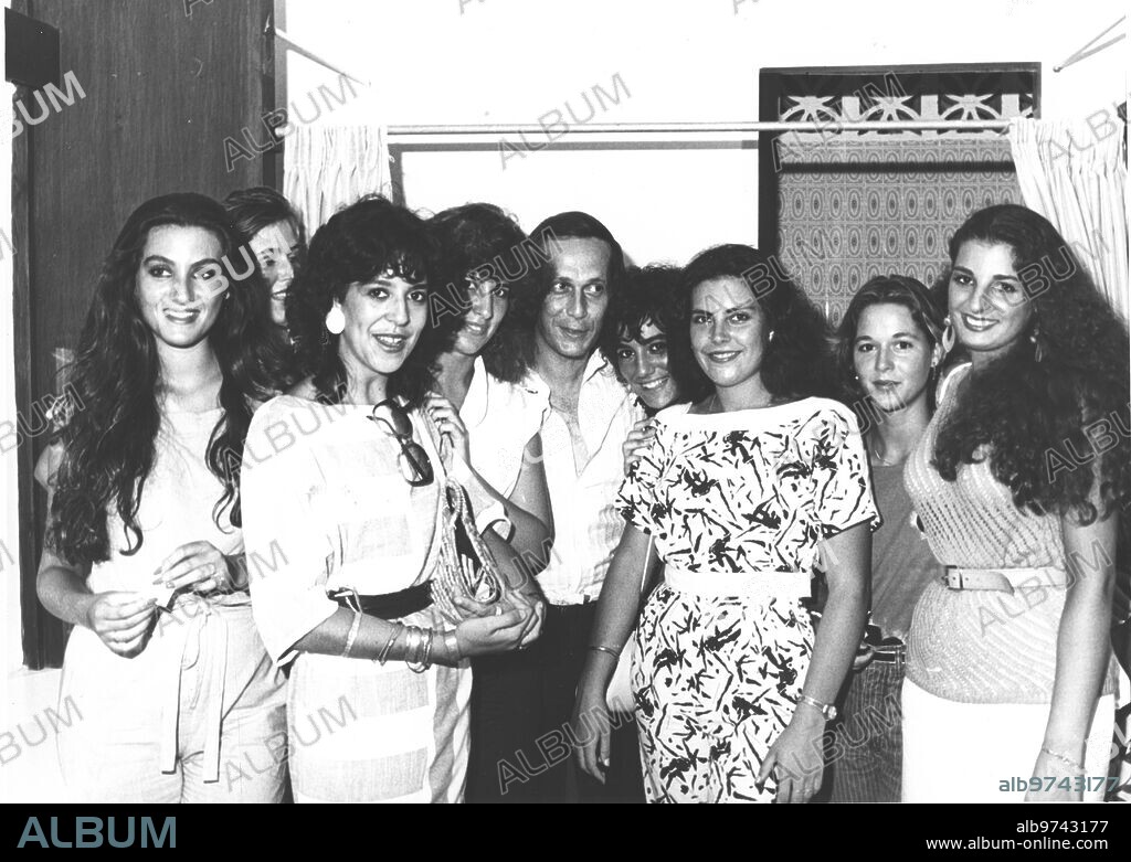 28 julio 1984. Paco de Lucía, en la Costa del Sol. En la imagen, tras su concierto cuando recibió en su camerino a Miss Andalucía, Paqui Ortega (la primera por la izquierda) y alguna de sus damas de honor.