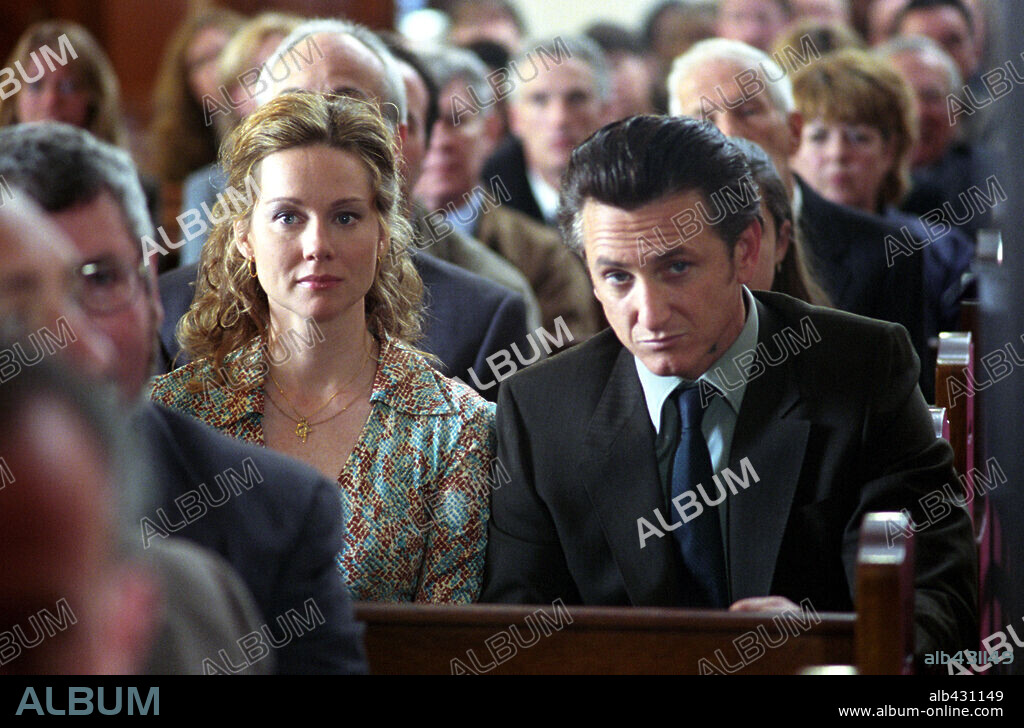 LAURA LINNEY und SEAN PENN in MYSTIC RIVER, 2003, unter der Regie von CLINT EASTWOOD. Copyright WARNER BROS.