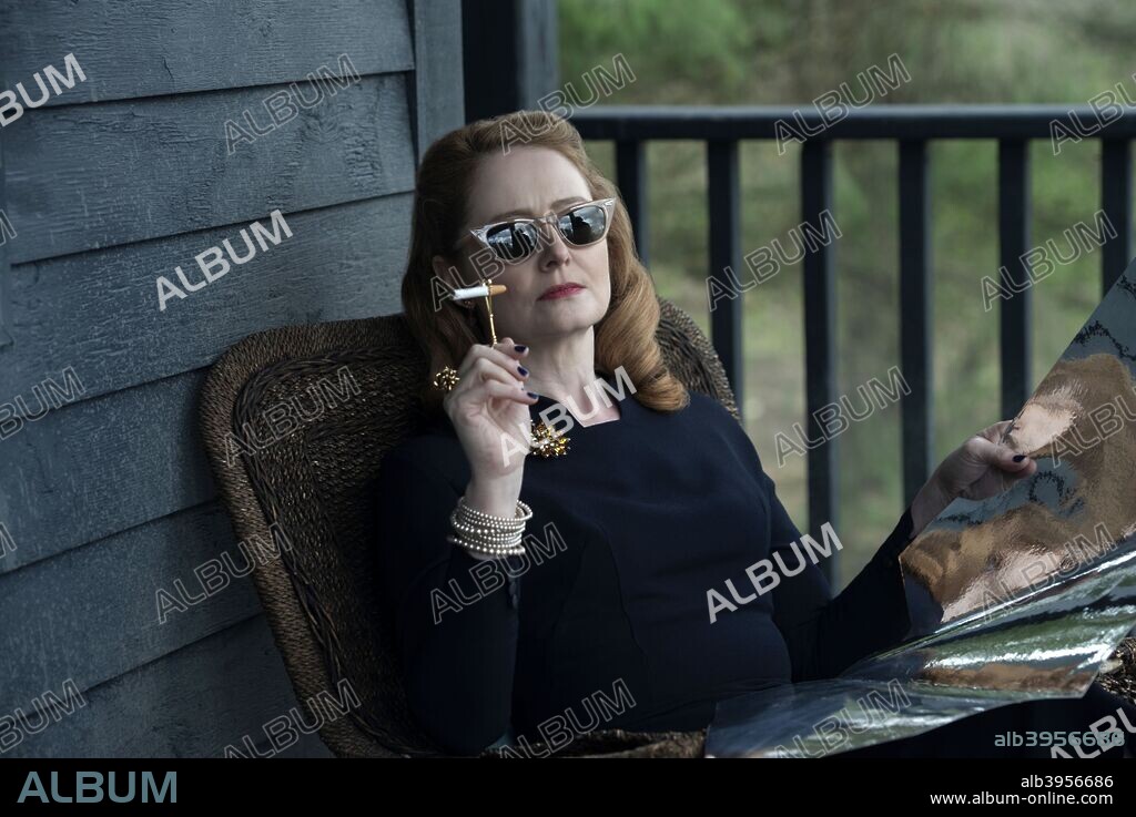 MIRANDA OTTO en LAS ESCALOFRIANTES AVENTURAS DE SABRINA, 2018 (CHILLING ADVENTURES OF SABRINA). Copyright WARNER BROS. TELEVISION.