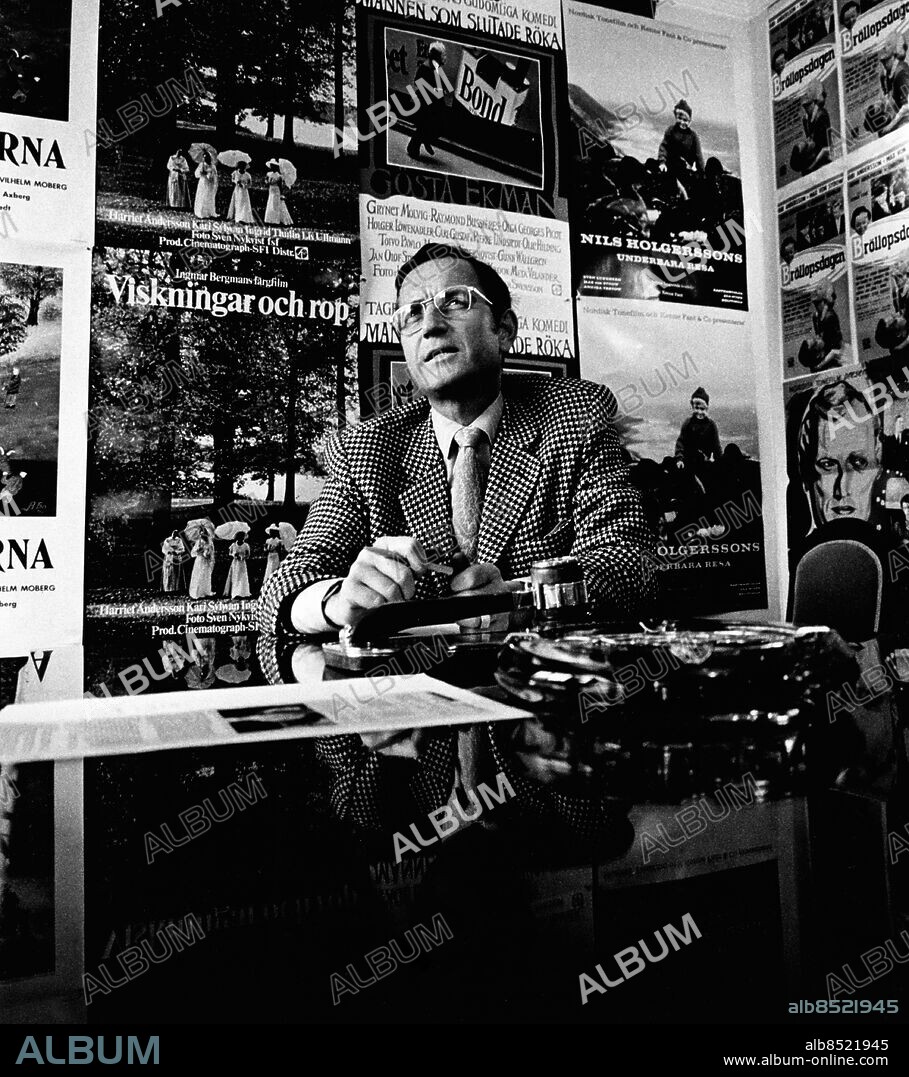ARKIV 19730305.. Kenne Fant, skådespelare, regissör, filmdirektör och författare, med några filmaffischer i bakgrunden.. Foto: Bertil S-son Åberg / SVT / Kod: 5600. Reportage publ. i RiR 50/73 inför Livet i Finnskogarna.. RiR 20789 sv/v . Mapp: Fant, Carl Henrik "Kenne". Affischer.
