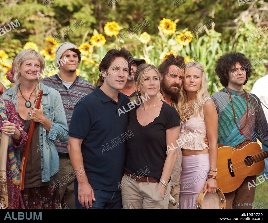 JENNIFER ANISTON, JUSTIN THEROUX, KERRI KENNEY, MALIN AKERMAN and PAUL RUDD in WANDERLUST, 2012, directed by DAVID WAIN. Copyright APATOW PRODUCTIONS.