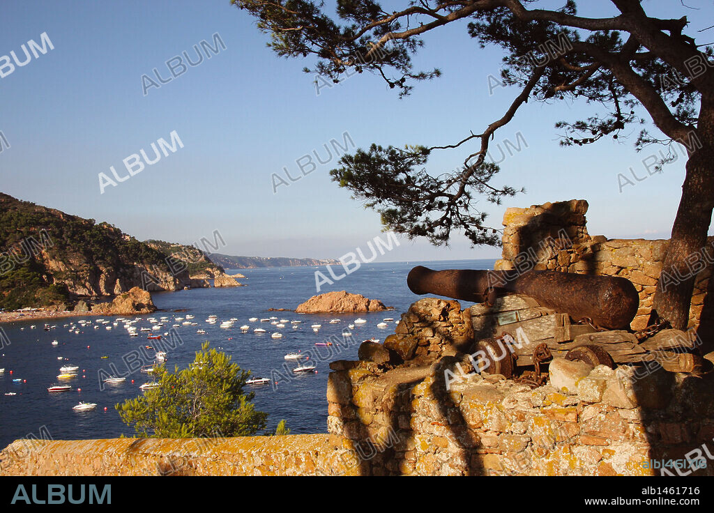 CATALUÑA. TOSSA DE MAR. Vista panorámica de la localidad costera de la Costa Brava, desde las murallas. En primer termino un antiguo cañón. Comarca de La Selva. Provincia de Girona. Cataluña.