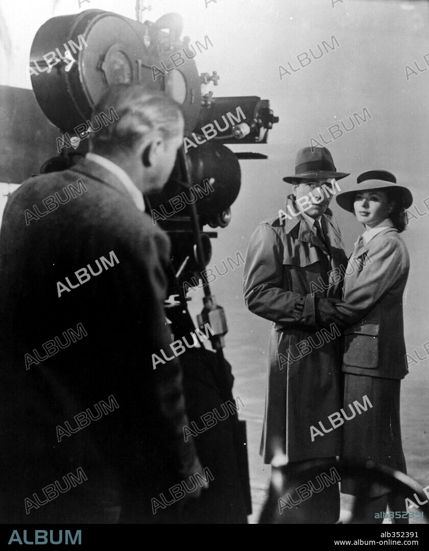 HUMPHREY BOGART, INGRID BERGMAN und MICHAEL CURTIZ in CASABLANCA, 1942, unter der Regie von MICHAEL CURTIZ. Copyright WARNER BROTHERS.
