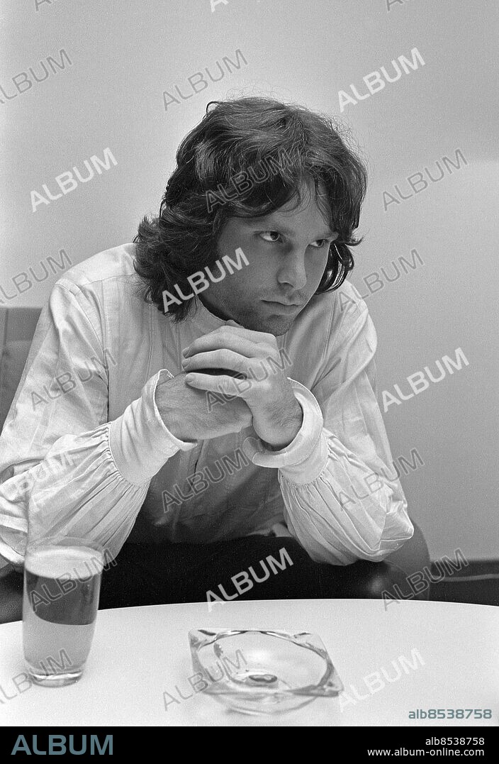 STOCKHOLM 1968-09-19. Jim Morrison, sångare i den amerikanska popgruppen The Doors, har kommit till Stockholm. Imorgon ska gruppen uppträda i Konserthuset.. Foto: Olle Wester / EXP / TT / Kod: 44. **AFTONBLADET OUT**.