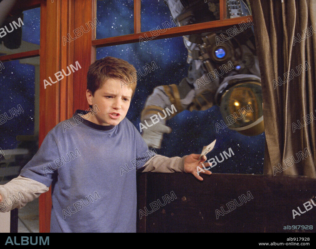 DAX SHEPARD and JOSH HUTCHERSON in ZATHURA, 2005, directed by JON FAVREAU. Copyright COLUMBIA PICTURES CORPORATION/RADAR FILM.