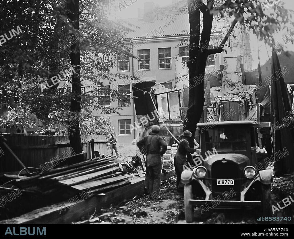 ARKIV 1930 . Rivning pågår av det så kallade Owenska huset på Hantverkargatan där engelsmannen Samuel Owen (1774-1854) 1809 startade en mekanisk verkstad som bla tillverkade ångmaskiner och lärde svenska ingenjörer engelska färdigheter. Owen blev Sveriges första konstruktör av ångfartyg.. Samuel Owen's house at Hantverkargatan in Stockholm is pulled down. Owen was an english steammachine builder.. Foto: TT / Kod 1900.