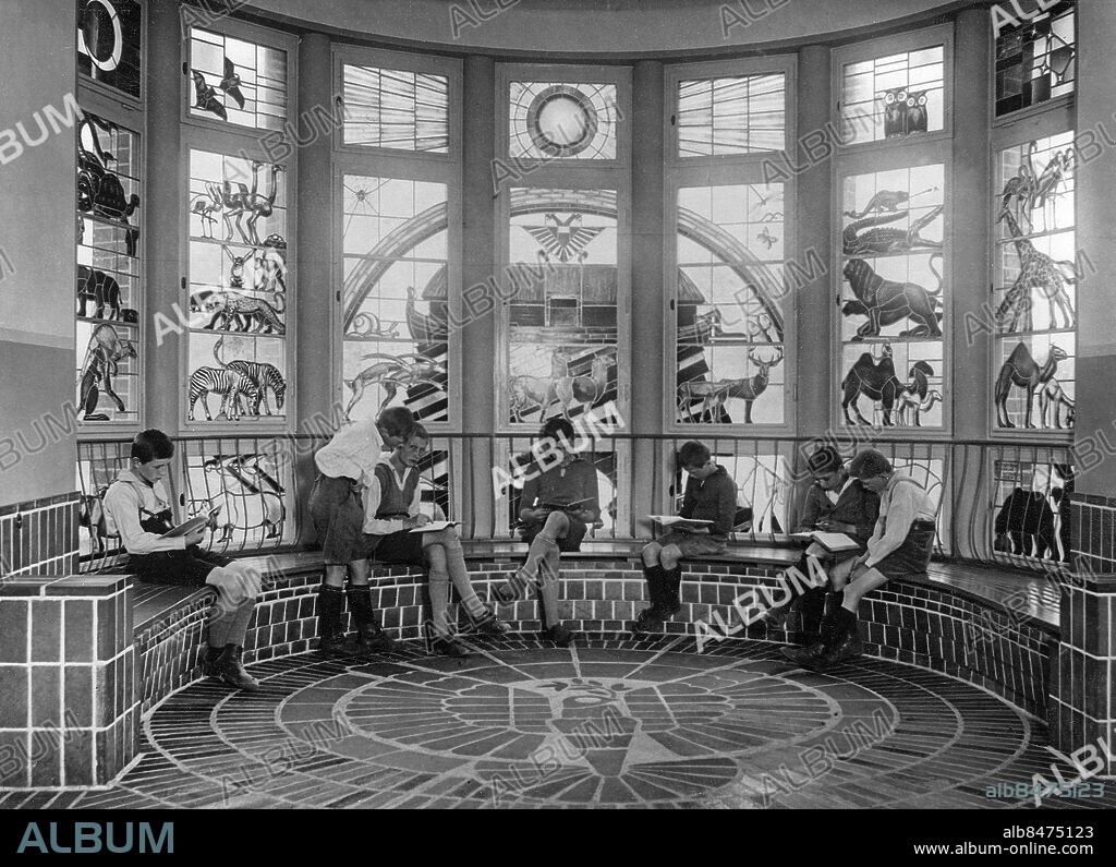TYSKLAND LÜBECK 1931. Orig. bildtext... DER JUGEND DAS BESTE. Deutschlands modernste Volksschule, die Schule "Am Klosterhof" in Lübeck. (Siehe auch Text bei Bild No.36035). 36040) Diele im Erdgeschoss mit farbigen Glasfenstern, die "Arche Noah" darstellend. Foto: Robert Sennecke / AB Text & Bilder / SVT / Kod: 5600 Mapp: Tyskland: Lübeck G:42 N Klosterhofschule i Lübeck invigdes 1931. Bildserier Fotoreportage Interiör Noaks ark Glasmålningar Mosaikgolv sites: TYSKLAND;LÜBECK PhotoDate:1931-??-??.