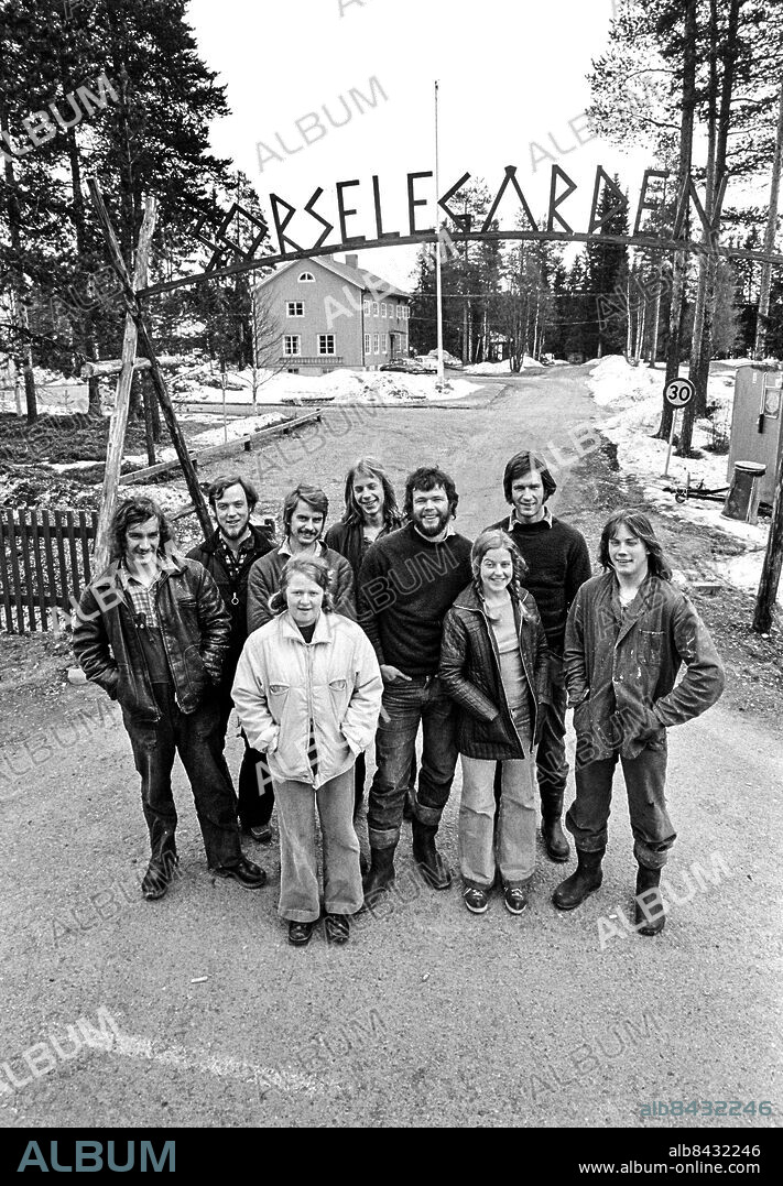 VÄSTERBOTTEN SORSELE 1973-05-15.. Reportage inför SORSELEGÅRDEN. TV-program som handlar om ett annorlunda jordbrukskollektiv i Västerbotten.. Sänt första gången 1973-06-08.. Här ses några ungdomar som bedriver jordbruk i Sorsele: fr. v. Krister, Stisse, Ralph, Berit, Arne, Tord, Agneta, Patrick och Roger.. Foto: Bo-Aje Mellin / RiR / SVT / Kod: 5600. Bild och reportage publ. i RiR 23/73 sid. 8-10, 50.. RiR 20860 sv/v neg   . Handen i fickan Kollektiv.