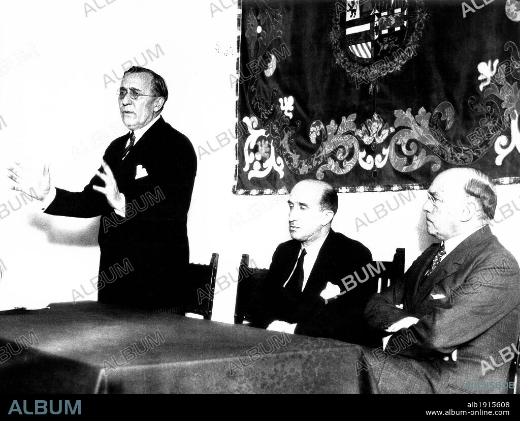 Ramiro de Maeztu Whitney (1874-1936). Escritor español dando una conferencia. Generación del 98.
