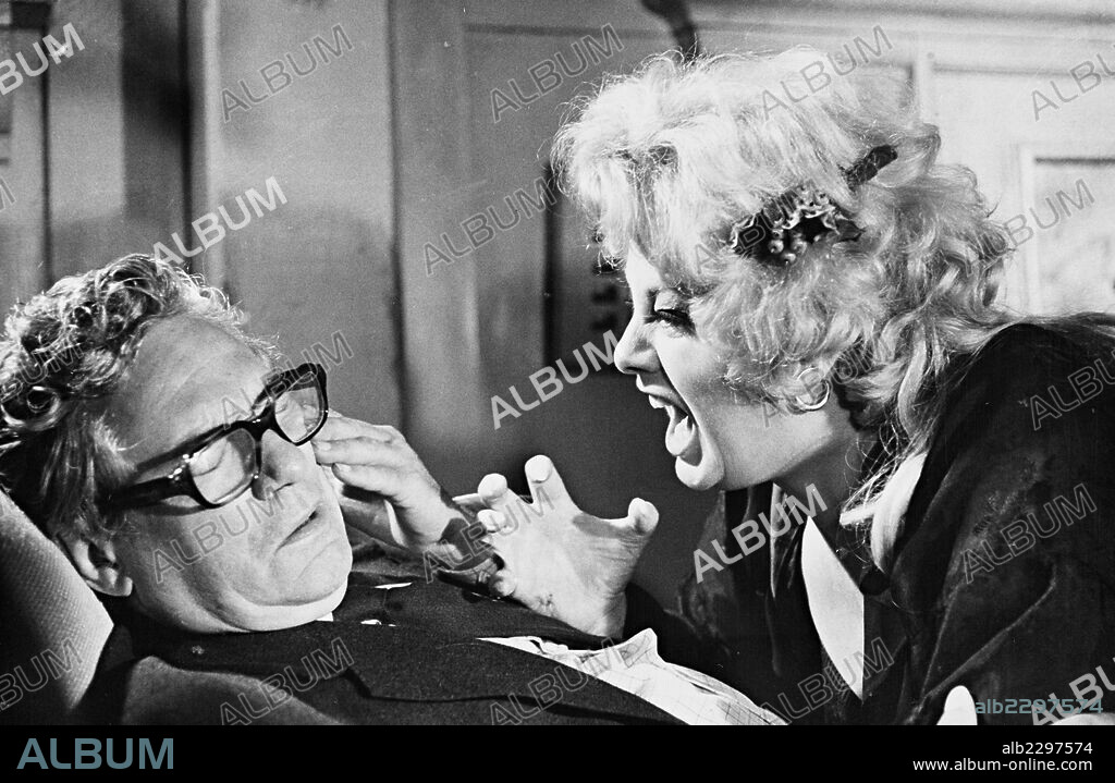 PETER FINCH y SHELLEY WINTERS en LA MUCHACHA QUE LLEGO DE LA LLUVIA, 1972 (SOMETHING TO HIDE), dirigida por ALASTAIR REID. Copyright AVTON FILMS.