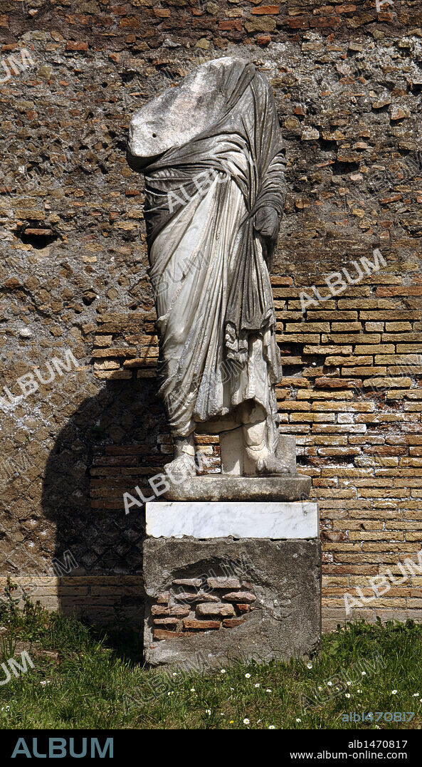 ARTE ROMANO. ITALIA. OSTIA ANTICA. Ciudad romana en la costa del Mar Tirreno, en el antiguo Latium. Puerto comercial de la antigua Roma. Detalle de una ESTATUA del FORO. Cercanías de Roma. Lazio.