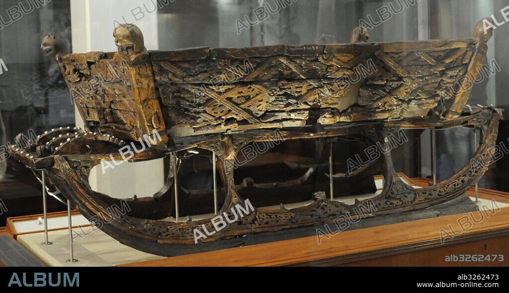 Trineo de madera, decorado con relieves. Hallados en la Tumba del Barco de Oseberg. Siglo IX. Museo de Barcos Vikingos. Oslo. Noruega.
