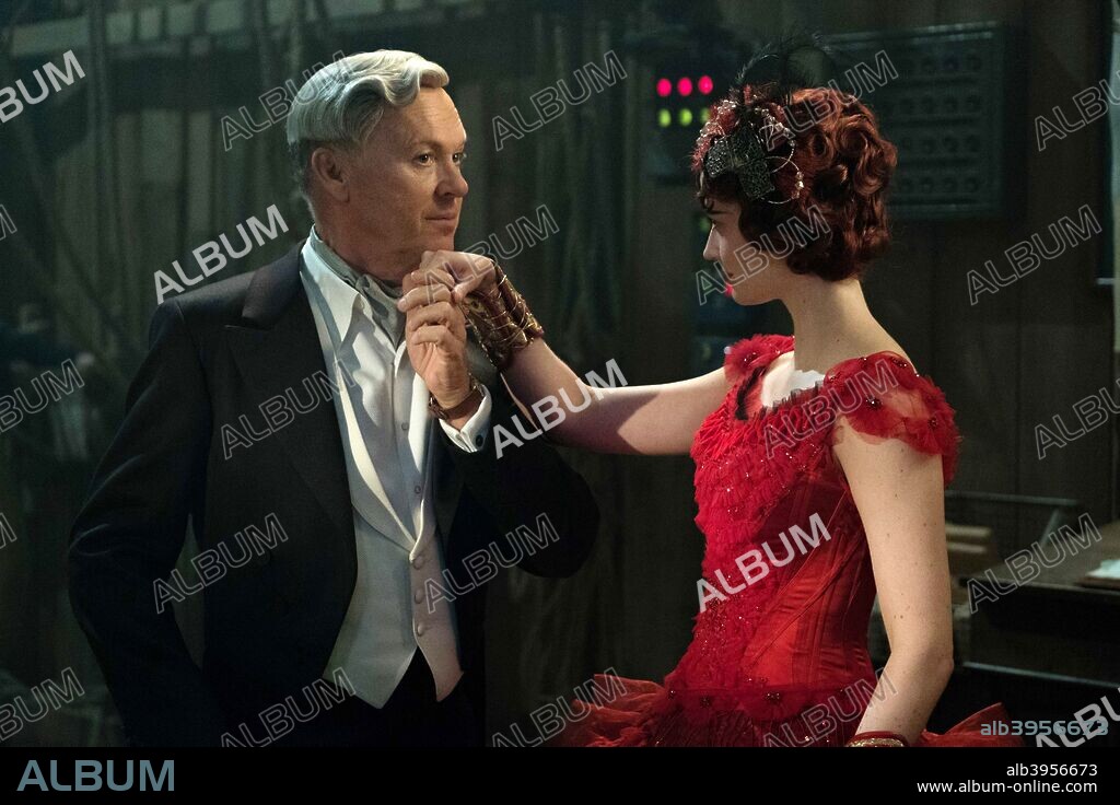 EVA GREEN et MICHAEL KEATON dans DUMBO, 2019, réalisé par TIM BURTON. Copyright TIM BURTON PRODUCTIONS/WALT DISNEY PICTURES.