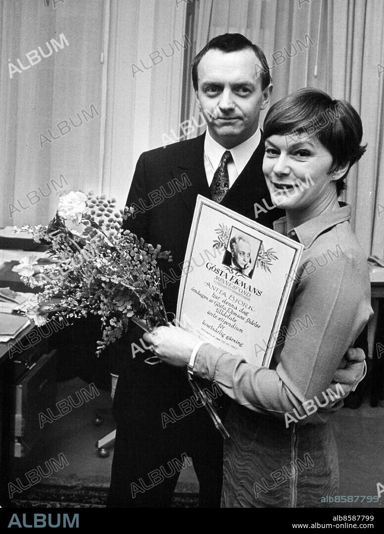 Stockholm 1967-12-28. Skådespelaren Anita Björk mottager Gösta Ekmanstipendiet av Teaterförbundets Jan-Olof Strandberg . Foto: Gunnar Lantz / SvD / TT / kod 12014.