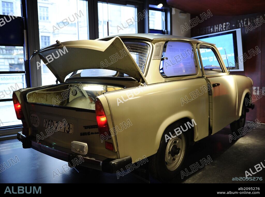 El Trabant. Automóvil de bajo costo producido por el fabricante VEB Sachsenring Automobilwerke Zwickau, Sajonia. El vehículo más común en la República Democrática Alemana. Carrocería de fenoplast (resina fenólica) y su motor, de dos cilindros a dos tiempos. El nombre Trabant significa en alemán "satélite". Popularmente se le llamaba Trabbi. Inicio construcción, 1957. Final construcción 1991. DDR MUSEUM. Berlín. Alemania. Europa.