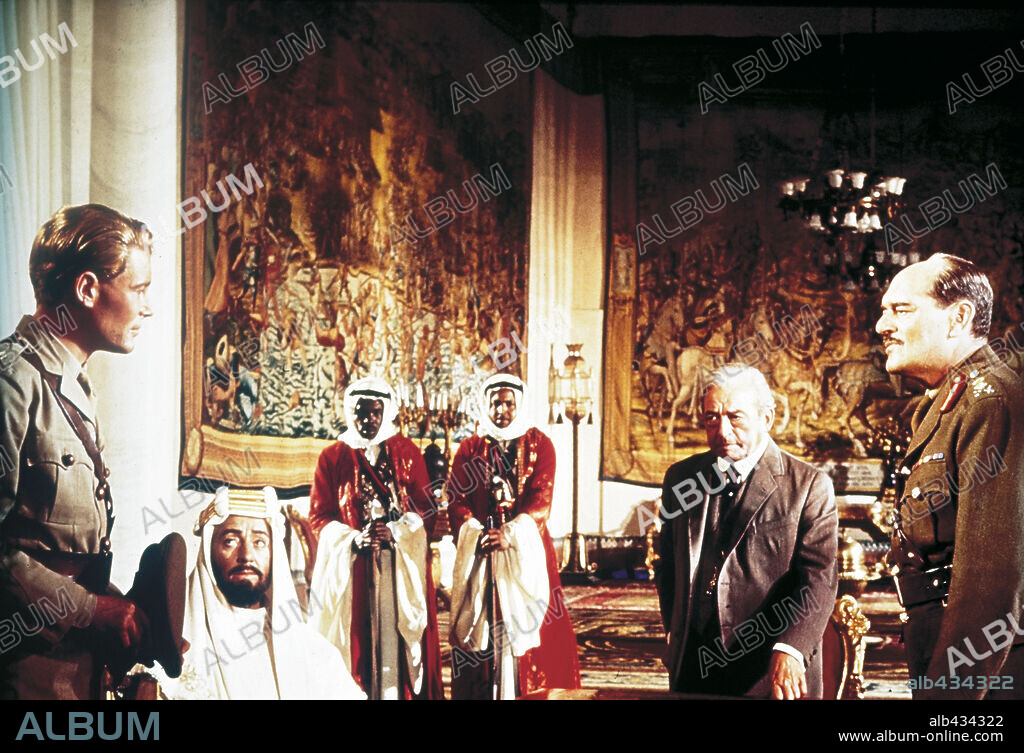 ALEC GUINNESS, CLAUDE RAINS, JACK HAWKINS y PETER O'TOOLE en LAWRENCE DE ARABIA, 1962 (LAWRENCE OF ARABIA), dirigida por DAVID LEAN. Copyright COLUMBIA PICTURES.
