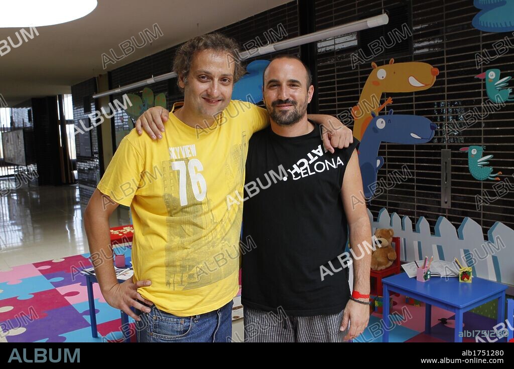 ALBERT ESPINOSA y PAU FREIXAS en POLSERES VERMELLES, 2011, dirigida por ALBERT ESPINOSA y PAU FREIXAS. Copyright FILMAX.