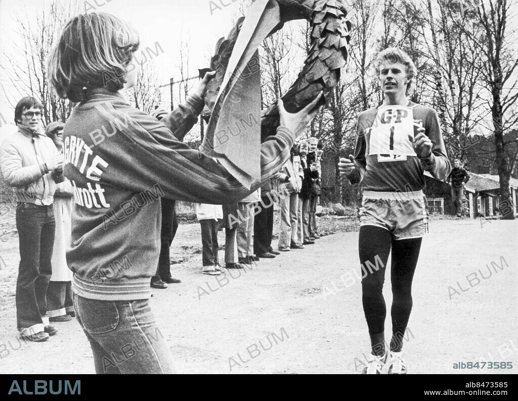 Göteborg 1978-04-01. Mölndalslöparen Rolf Kårevik har EM i blicken - Här vionner han Premiärloppet och får lagerkransen av Eva-Lena Eriksson *** Local Caption *** GP Foto: Siv Johnson. KAMERAREPORTAGE.