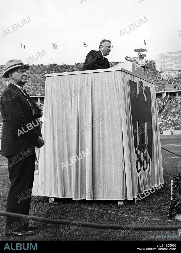 TYSKLAND BERLIN 1936-08-04. Sven Hedin, forskningsresande och författare, håller ett tal på Olympiastadion i Berlin under de olympiska sommarspelen 1936. Tv ses Theodor Lewald, ordförande i organisationskommittén. Foto: Scherl Bilderdienst / AB Text & Bilder / SVT / Kod: 5600 Tysk originalbildtext. Mapp: Olympiareportage Åskådare I 263 r1 Talarstolar OS 1936 i Berlin persons: THEODOR LEWALD;SVEN HEDIN sites: SVERIGE*;BERLIN;TYSKLAND.