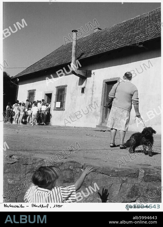 Natzweiler - Natzviller (Elsaß, Frankreich), Konzentrationslager Natzweiler-Struthof (errichtet im Mai 1941, im Herbst 1944 geräumt; heute Museum). Teilansicht: Außenansicht der Gaskammer. Foto, 1990. Aus der Serie: Memorials.