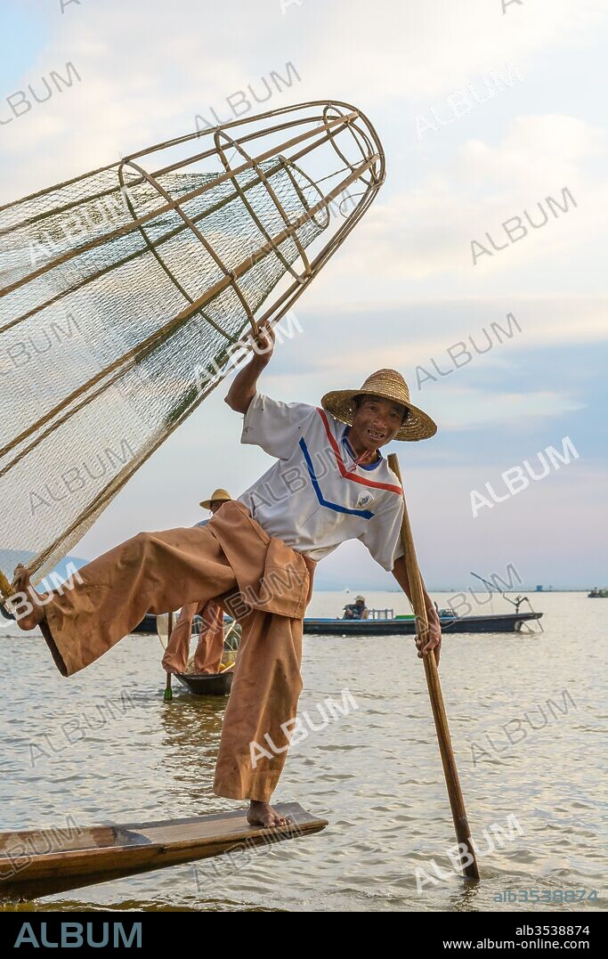 Myanmar (Burma), Shan, Taunggyi, The legendary monkey-rowers from the Inle Lake. (Photo by: Stefan Lippmann/Oneworld Picture/UIG).