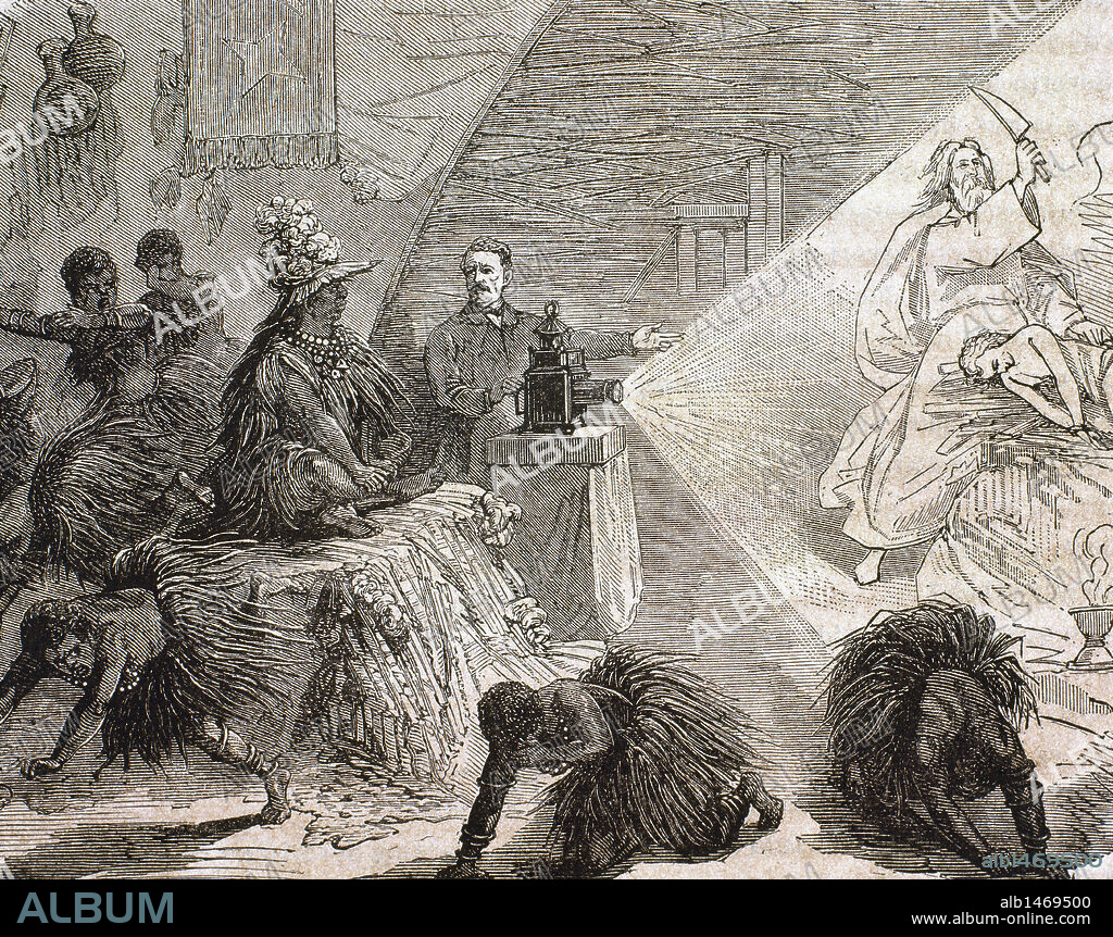 HISTORIA DE AFRICA. COLONIALISMO. SIGLO XIX. Colono europeo instruyendo a los nativos mediante una proyección con el aparato denominado "la linterna mágica". Grabado de 1879.