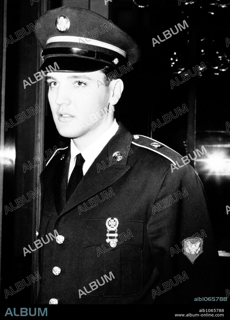 El cantante norteamericano Elvis Presley en 1960 en París por sus días de permiso durante el servicio militar que realizó en la unidad de tanques en Alemania.
