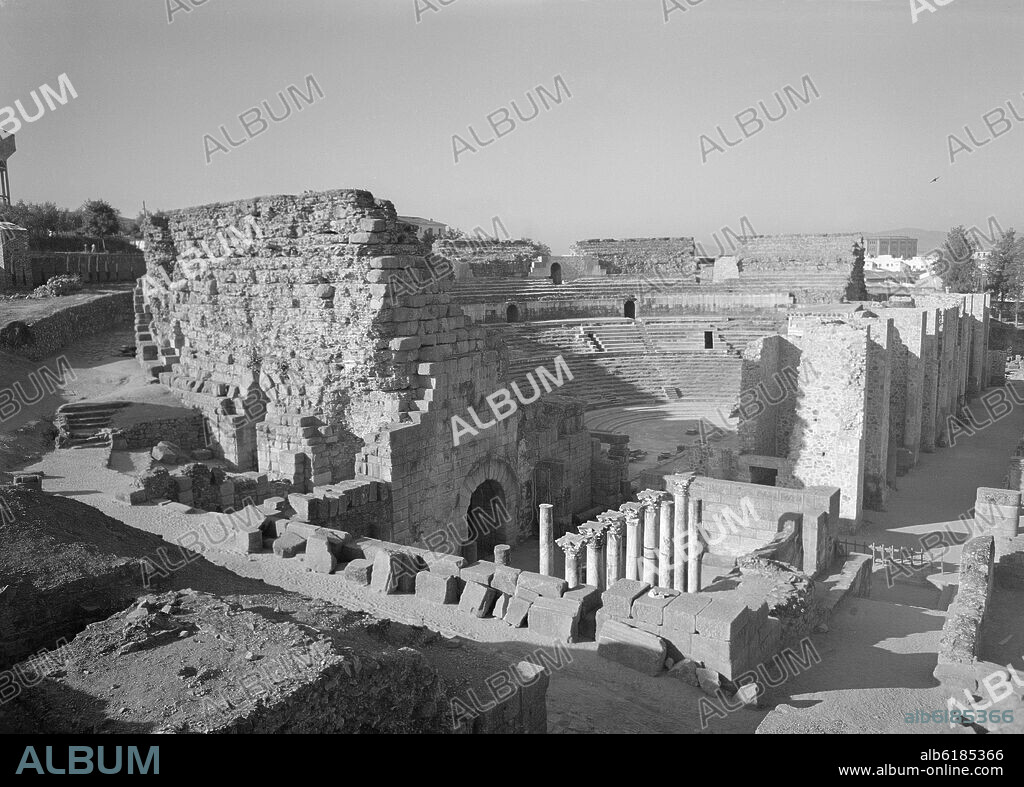 TEATRO ROMANO DE MERIDA CONSTRUIDO EN LOS AÑOS 15 Y 16 AC - FOTOGRAFIA EN BLANCO Y NEGRO - 1954.