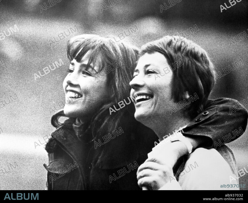 ANNIE GIRARDOT et ISABELLE ADJANI dans LA GIFLE, 1974. Copyright GAUMONT.