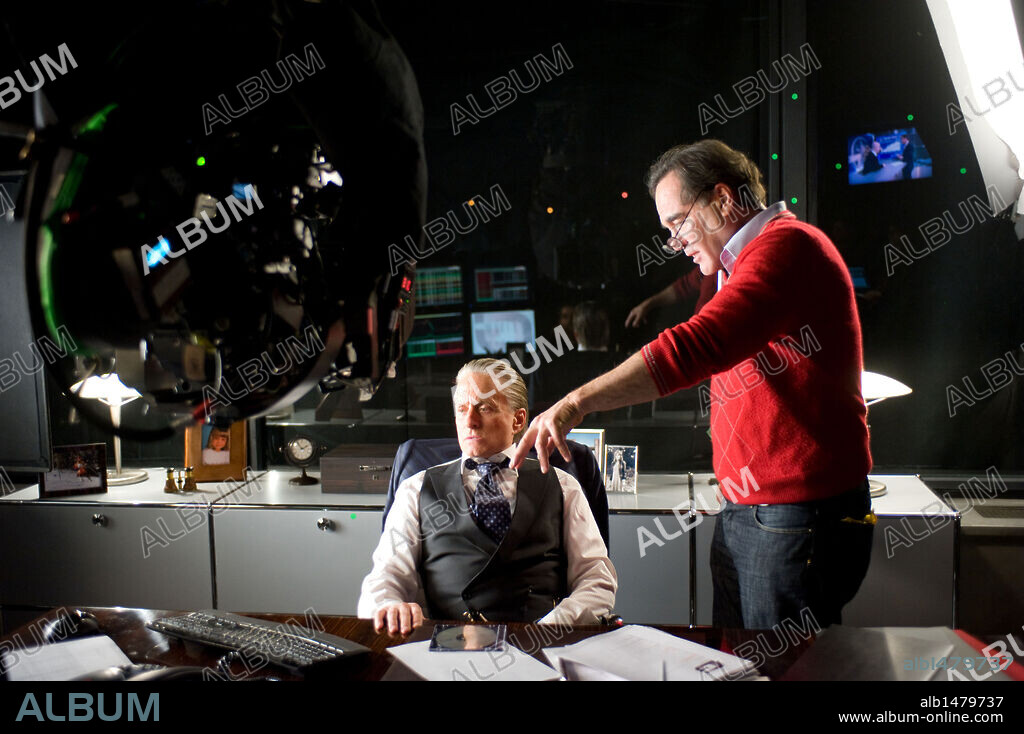 MICHAEL DOUGLAS y OLIVER STONE en WALL STREET: EL DINERO NUNCA DUERME, 2010 (WALL STREET: MONEY NEVER SLEEPS), dirigida por OLIVER STONE. Copyright EDWARD R. PRESSMAN FILM.