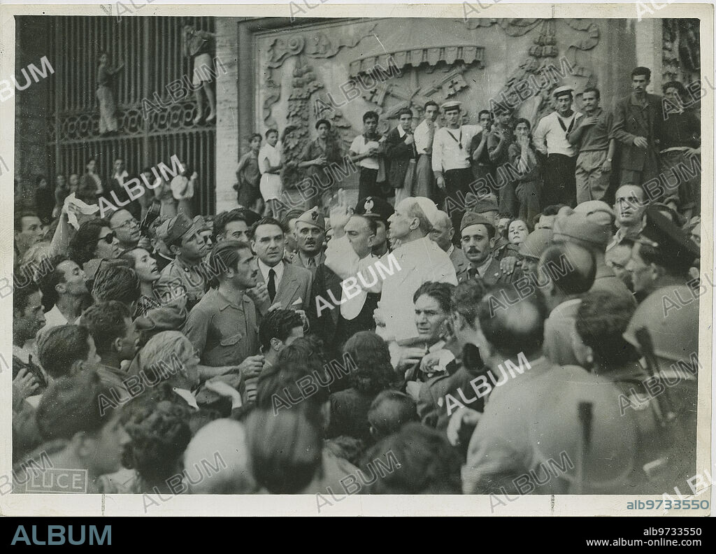 Roma (Italia), 13/08/1943. El Papa Pío XII visita la Basílica de San Juan pocas horas después del último ataque aéreo sobre la capital. En la imagen, Pío XII a la salida del templo, da su bendición a la multitud.
