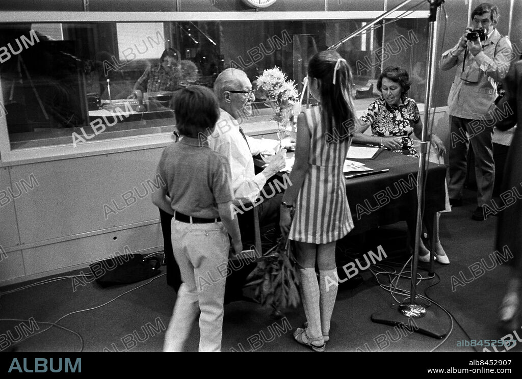 STOCKHOLM 1972-06-11.. BARNENS BREVLÅDA. Radioprogram för barn med Sven Jerring. Det sista programmet (nr 1785) som sändes i serien.. Sänt 1972-06-11.. Här ses Farbror Sven, programledare, med två barn. På andra sidan bordet sitter Maj Ödman, radioproducent.. Foto: Bertil S-son Åberg / RiR / SVT / Kod: 5600. Artikel publ. i RiR 27/72 sid. 2.. RiR 20548 sv/v neg   . Studiomiljö Fotografer.